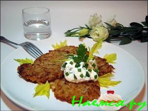 Картофельные оладьи с квашеной капустой и луковым творогом