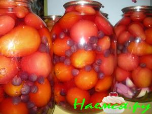 Маринованные на зиму помидоры с виноградом