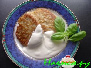 Мясные оладьи с йогуртовым соусом