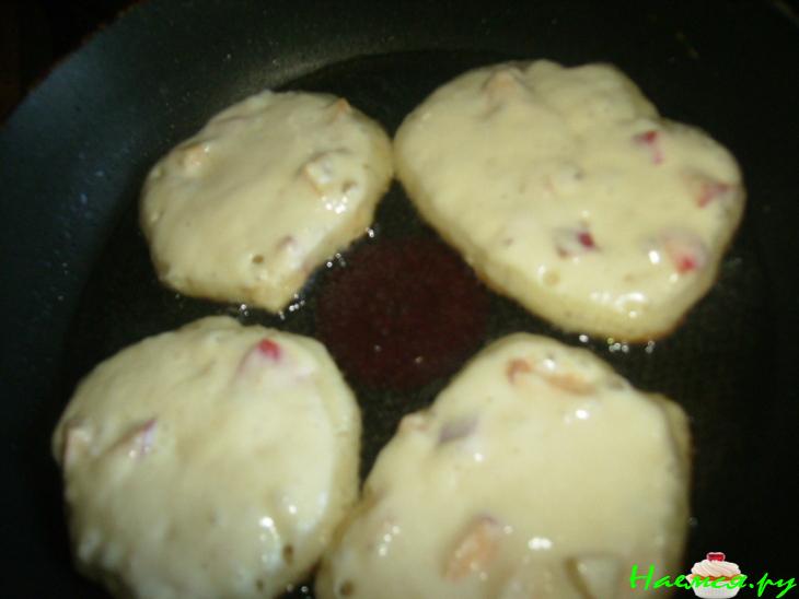 Дрожжевые оладьи с яблоками