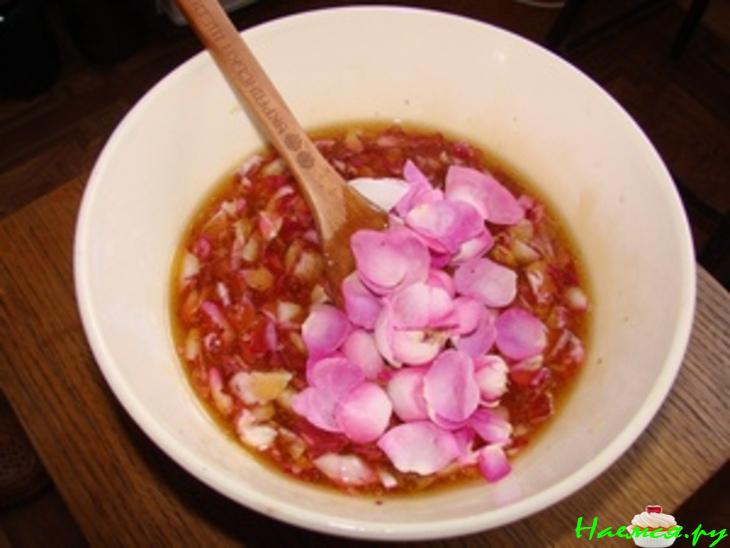 Медовая чайная роза