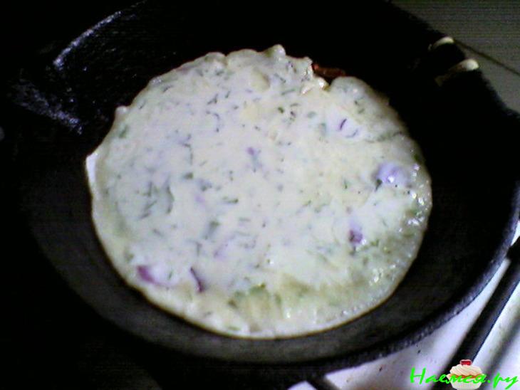 Блинные лепешки с луком и зеленью