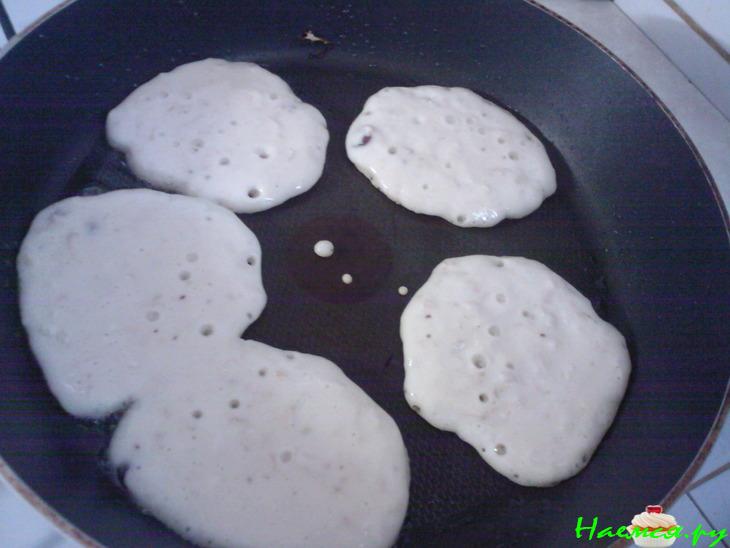 Овсяные оладушки на кефире с яблочком и клюквой