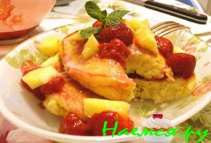 Оладьи ( Пан-кейк) с клубникой и ананасом