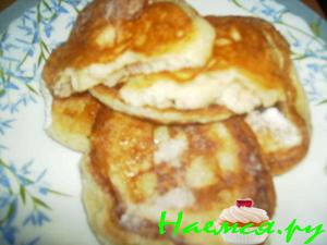 Дрожжевые оладьи с яблоками