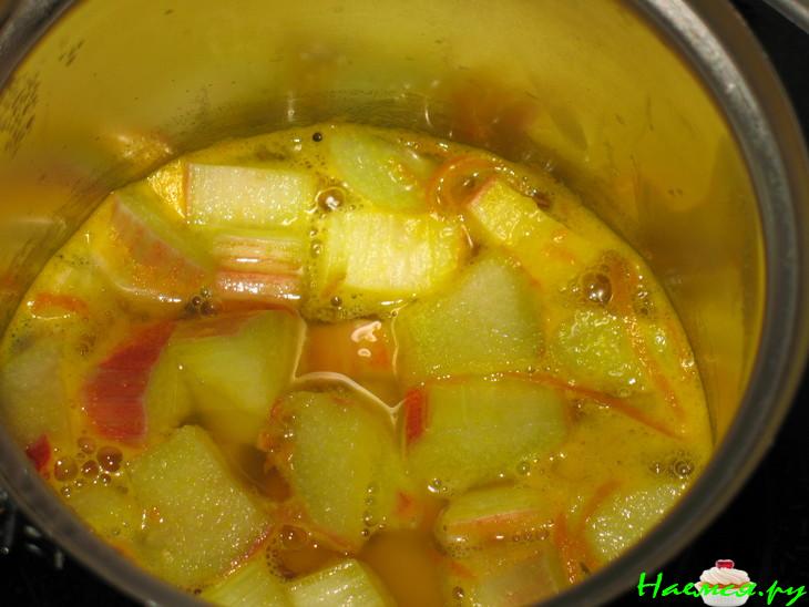 Блинчики с кокосом, клубникой и ревенем