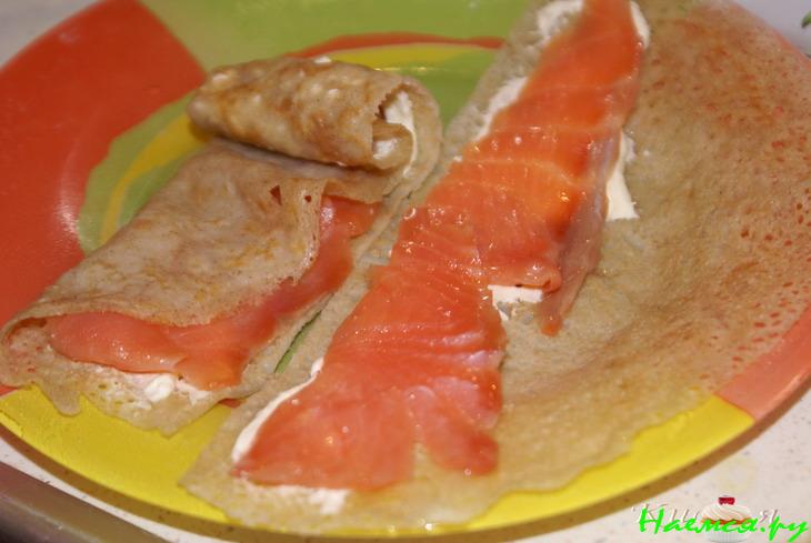 Нежные блинчики с форелью и сливочным кремом