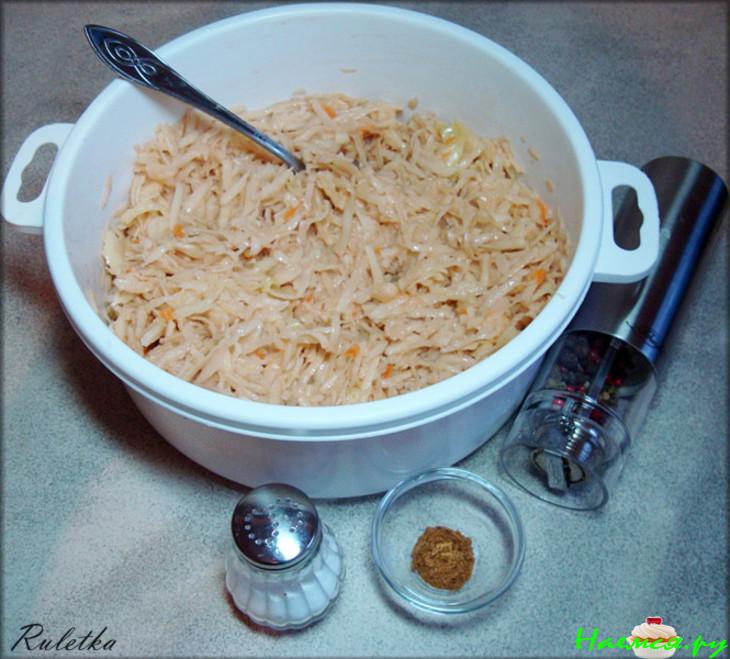 Картофельные оладьи с квашеной капустой и луковым творогом