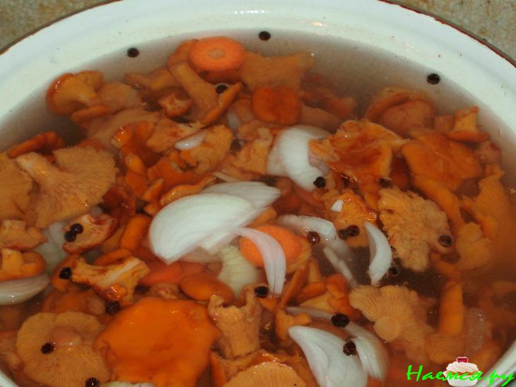 Лисички маринованные