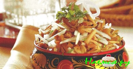 Салат с маринованными грибами
