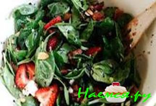 Салат со шпинатом, клубникой и кунжутом