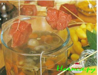 Кусочки говядины на веревочке