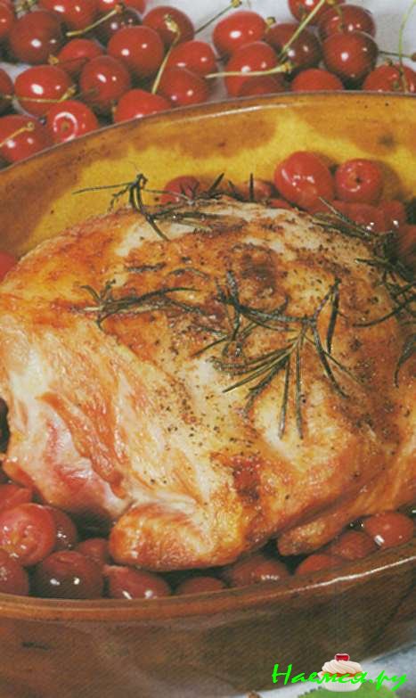 Свиная лопатка с вишней