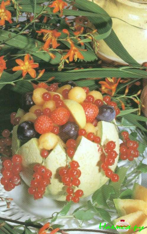 Дыня с сезонными фруктами