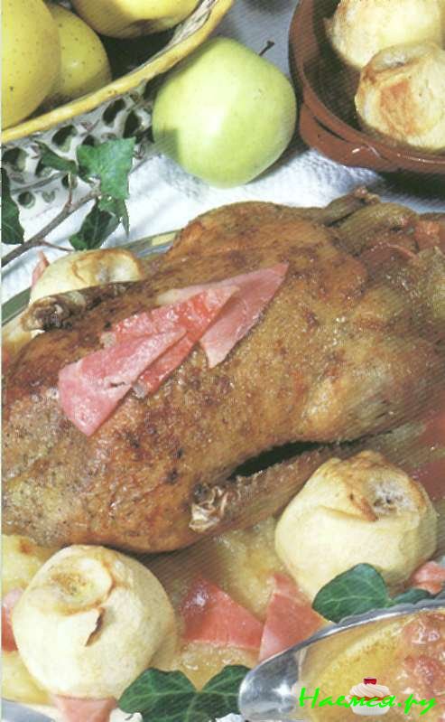 Утка с яблоками и ветчиной