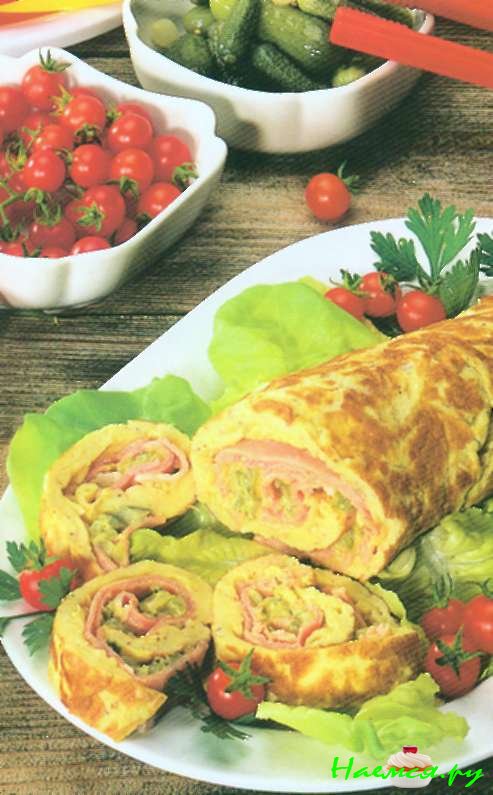 Рулет из омлета с ветчиной