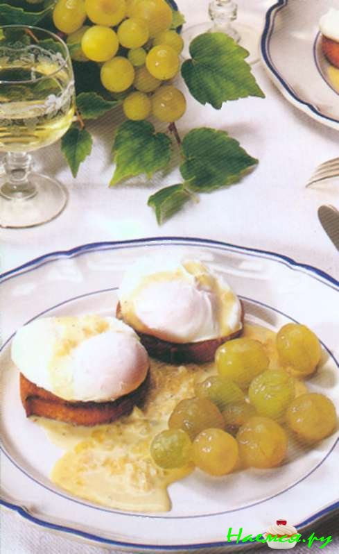 Вареные яйца на пшеничных булочках