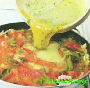 Плоский омлет с томатами и красным сладким перцем (4 порции)