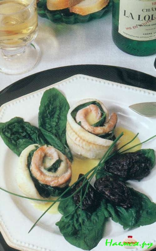 Роллы из морского языка и лосося с черносливом