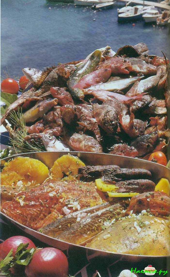 Тушенная в воде (или в белом вине) рыба с соусом «Ржавчина»