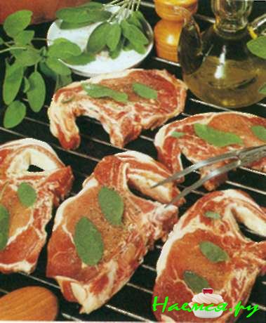 Жареные свиные отбивные с зеленью