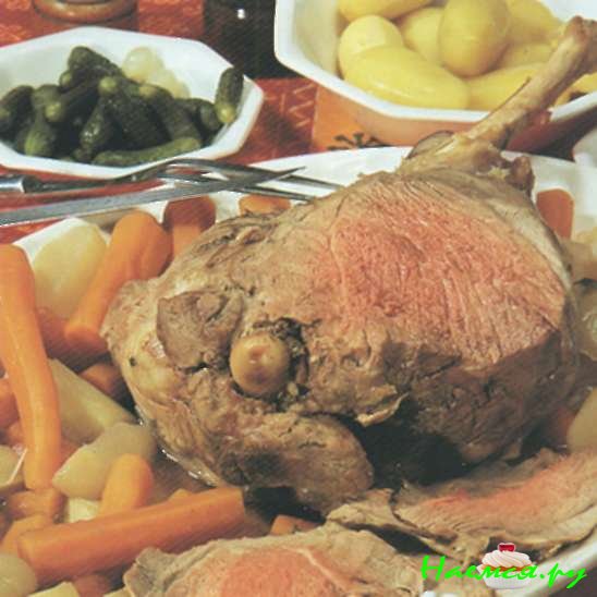 Тушеная нога ягненка в мясном бульоне (6 порций)