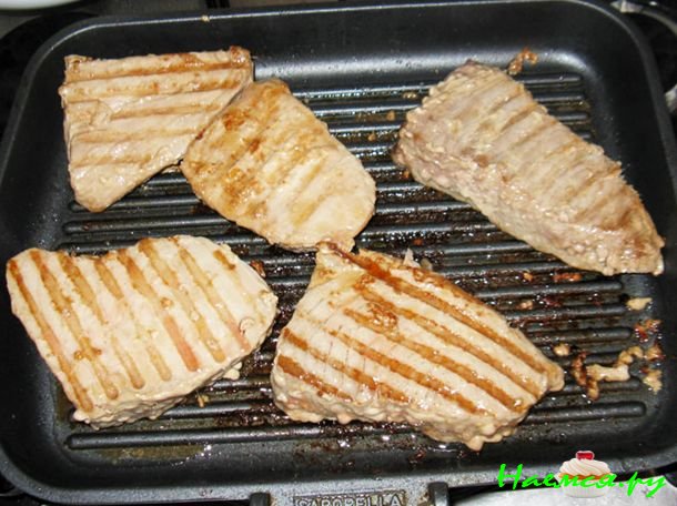 Жаренные на гриле куски тунца