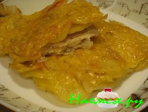 Картофель по-французски с курицей и сметаной
