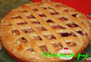 Пирог с яблоками и миндальным кремом