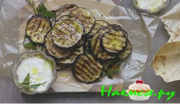 БАКЛАЖАНЫ НА ГРИЛЕ С КУНЖУТНЫМ СОУСОМ