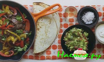 ФАХИТАС ИЗ ГОВЯДИНЫ СО СМЕТАНОЙ И ГУАКАМОЛЕ