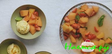 ДЫННО-КЛУБНИЧНЫЙ САЛАТ С ПЕРСИДСКИМ МОРОЖЕНЫМ