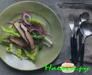 СТЕЙКИ ИЗ БАРАНИНЫ С САЛАТОМ РОМЭН И СПАРЖЕЙ