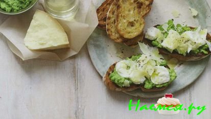 ТОСТЫ С ЗЕЛЕНЫМ ГОРОШКОМ, МОЦАРЕЛЛОЙ И ПЕКОРИНО