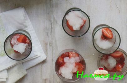 КЛУБНИЧНЫЙ САЛАТ СО ЛЬДОМ ИЗ ШАМПАНСКОГО