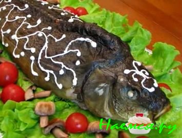 Запеченный карп с луком, майонезом и аджикой