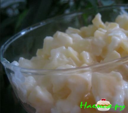 Салат чесночный с ананасом и сыром