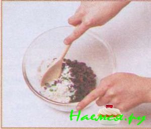 Пирожные с изюмом и пряностями