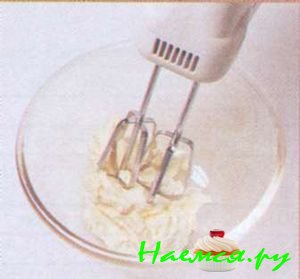 Пирожные с изюмом и пряностями