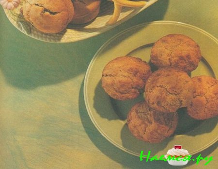 Ингредиенты: 12 штук &bull; 50 г сливочного масла &bull; 75 мл чистого меда &bull; 250 мл натурального (не фруктового) йогурта &bull; 1 большое яйцо комнатной температуры &bull; тертая цедра одного лимона &bull; 50 мл лимонного сока &bull; 150 г муки &bull; 175 г муки грубого помола &bull; 7,5 мл соды &bull; щепотка молотого мускатного ореха Способ приготовления: 1. Разогрейте духовку до 190 &deg;С (режим 5). Слегка смажьте жиром форму для кексов на 12 ячеек или воспользуйтесь бумажными формами. 2. Растопите в кастрюльке масло и мед. Снимите с огня и дайте слегка остыть. 3. Взбейте в миске йогурт, яйцо, лимонную цедру и сок. Добавьте масляно-медовую смесь. Отставьте. 4. Просейте сухие ингредиенты в отдельную миску. 5. Вмешайте сухие ингредиенты в йогуртовую смесь до растворения. 6. Заполните на 2/3 подготовленные формы. Выпекайте 20- 25 мин - до тех пор пока верхушки маффинов не будут пружинить при легком нажатии. Охладите 5 мин в формах, затем переверните. Подавайте теплыми или комнатной температуры. Совет: Чтобы приготовить Ореховые маффины &laquo;Йогурт и мед&raquo;, добавьте 50 г рубленых грецких орехов, смешанных с мукой. Такие маффины будут более плотными. Приятного аппетита!