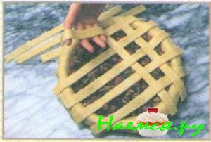 Яблочно-клюквенный сетчатый пирог