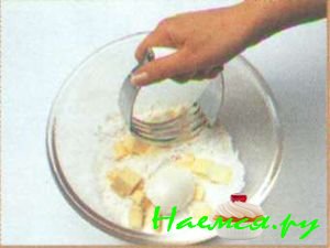 Пирог с карамелизованными грушами