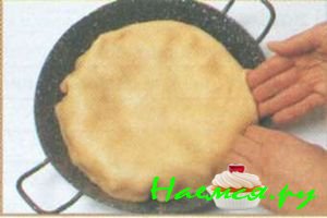 Пирог с карамелизованными грушами