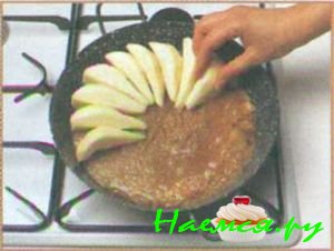 Пирог с карамелизованными грушами