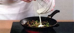 Белые грибы в сметане