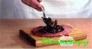 Ростбиф с жареным луком и грибами