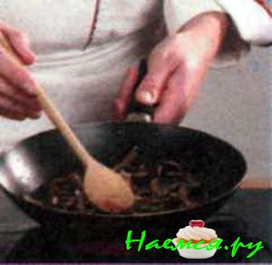 Ростбиф с жареным луком и грибами