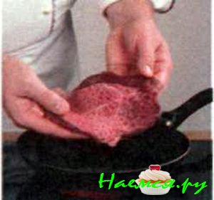 Ростбиф с жареным луком и грибами