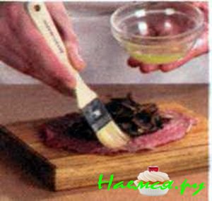 Ростбиф с жареным луком и грибами