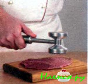 Ростбиф с жареным луком и грибами